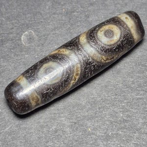 47 x 13 mm Original 3-Augen Dzi Perle: Tibetischer Achat Talisman, spiritueller Schutz