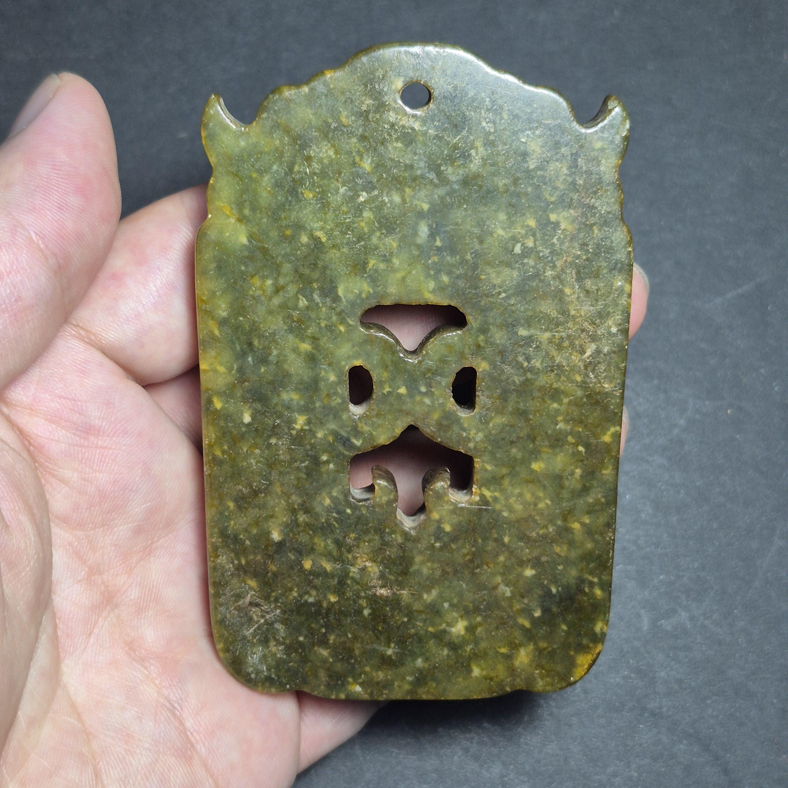 アンティークの殷代翡翠の額、二匹の龍の彫刻が施された古代の