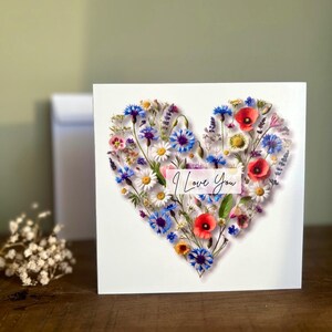 Tarjeta de "Te amo" con corazón de flores prensadas: saludo botánico impreso a mano con sobre