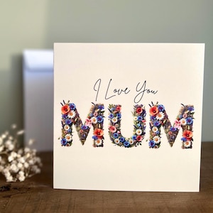 Kaart met geperste bloem 'I Love You Mum' – Bedrukte botanische groet met envelop voor verjaardag of bedankje