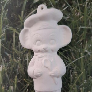 以下が含まれることがあります： シェフの帽子をかぶってスプーンを持った漫画のネズミの白いセラミックオーナメント