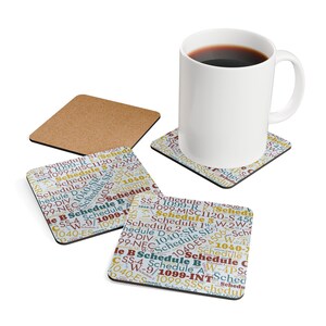 Puede incluir: Una taza blanca llena de café se encuentra sobre un posavasos con un patrón repetido de nombres y números de formularios fiscales. También se ven otros posavasos con el mismo diseño y un posavasos de corcho liso.