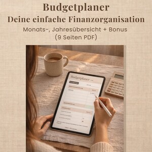 Könnte beinhalten: Ein Tablet mit einer Budgetplaner-Oberfläche, gehalten von einer Person. Das Tablet liegt auf einer hellen Oberfläche, mit einer Kaffeetasse und einem Taschenrechner in der Nähe. Der Text oben lautet "Budgetplaner" und "Deine einfache Finanzorganisation".