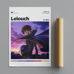 Op de afbeelding: Poster met een anime-personage met donker haar en een cape, tegen een paarse en oranje zonsondergang. De poster bevat de naam "Lelouch" en de tekst "Written by Ichiro Okouchi". Een opgerolde poster staat ernaast.