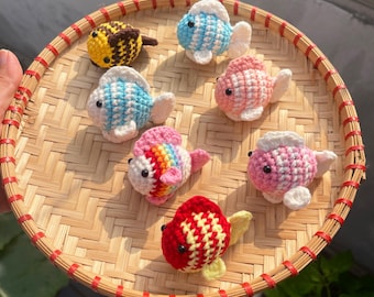 魚の形の編み物キーホルダー かぎ針編みの魚のキーホルダー、かぎ針編みの魚、魚の
