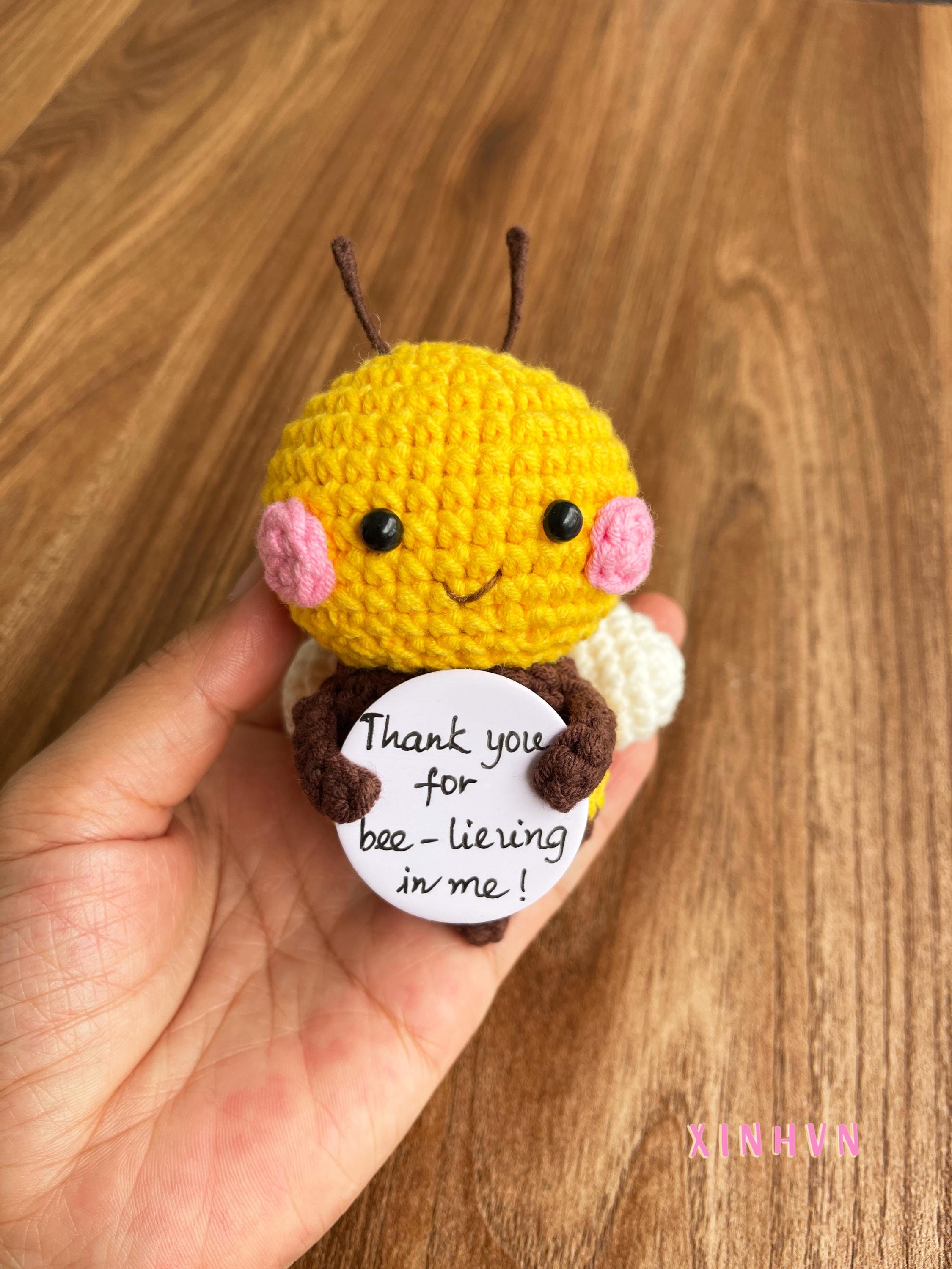 Maziky Divertida abeja positiva de ganchillo con tarjetas de afirmaciones positivas para regalos novedosos inspiradores y decoraciones de fiesta Maziky Divertida abeja positiva de ganchillo con tarjetas de afirmaciones positivas para regalos novedosos inspiradores y decoraciones de fiesta