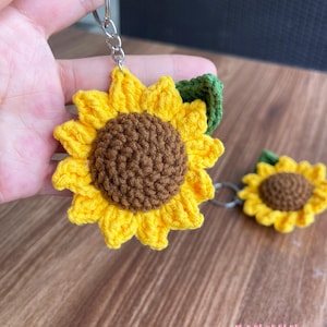 Crochet sunflower keychain, sunflower bag charm, crochet sunflower keychain, gift for lovers, gift for women