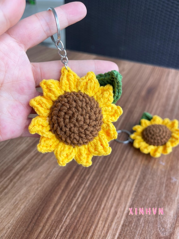 Crochet sunflower keychain, sunflower bag charm, crochet sunflower keychain, gift for lovers, gift for women