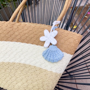 Pode incluir: Um conjunto de três canecas de cerâmica com esmalte creme salpicado. Cada caneca apresenta um design floral pintado à mão em tons de azul, verde e amarelo. As canecas têm uma forma simples e arredondada e uma pega confortável.