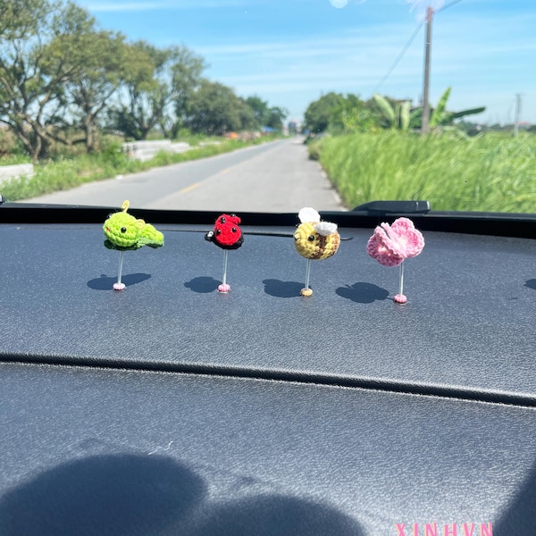 Adorable adorno de crochet para el salpicadero del coche, con forma de oruga, mariquita, abeja o mariposa. Accesorios para el salpicadero del coche, decoración para el coche, regalo para coche nuevo, regalo para conductor nuevo.