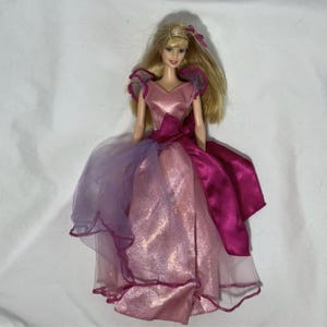 Vintage barbiepop met gelukkige verjaardag uit 2001
