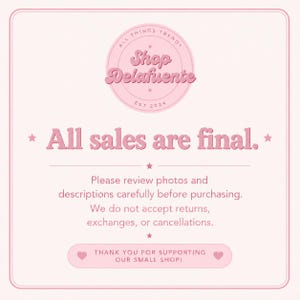 Op de afbeelding: Een lichtroze rechthoekig bord met een donkerroze rand en de tekst: Shop Delafuente, All sales are final. Please review photos and descriptions carefully before purchasing. We do not accept returns, exchanges, or cancellations.