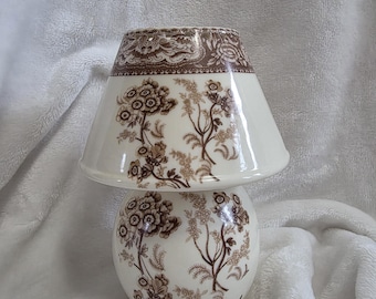 Lámpara de té vintage de porcelana fina marrón con motivos botánicos de Skye McGhie