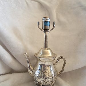 Antyczna posrebrzana lampa w kształcie czajnika, wyprodukowana w Indiach, grawerowany czajnik w stylu marokańskim, lampa akcentowa, ozdobna podstawa