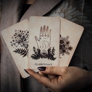 The Botanical Oracle Deck - Divination cards with botanical illustrations by Ash Miyagawa