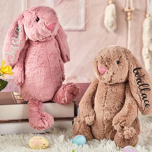 Broderad påskhare med namn: Personlig plyschkanin, present till blomsterflicka bild 4