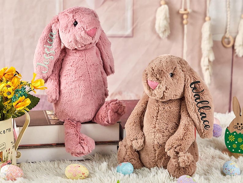 Broderad påskhare med namn: Personlig plyschkanin, present till blomsterflicka bild 4