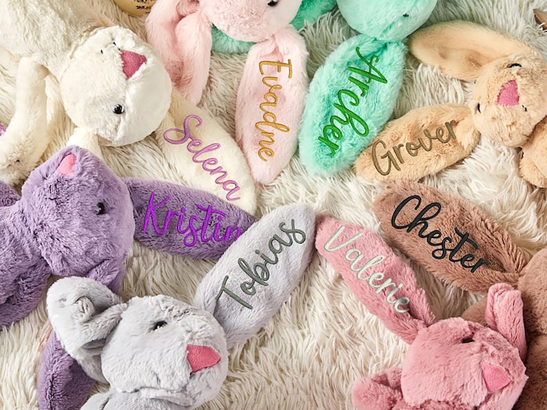Broderad påskhare med namn: Personlig plyschkanin, present till blomsterflicka bild 5