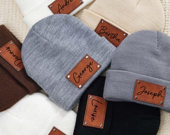 Personalisierte Babymütze: Gestrickte Neugeborenenmütze mit Veganem Lederpatch