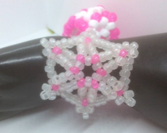 Brazaletes Kandi rosas que brillan en la oscuridad con dijes de copos de nieve