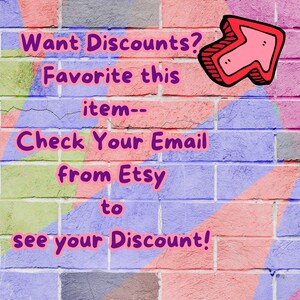 Puede incluir: Una pared de ladrillo con pintura de colores vivos y una flecha roja apuntando hacia arriba. El texto en la pared dice: "&iquest;Quieres descuentos? Agrega este art&iacute;culo a tus favoritos - Revisa tu correo electr&oacute;nico de Etsy para ver tu descuento!"