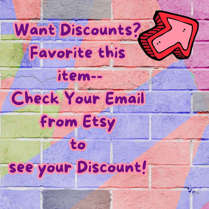Puede incluir: Una pared de ladrillo con pintura de colores vivos y una flecha roja apuntando hacia arriba. El texto en la pared dice: "&iquest;Quieres descuentos? Agrega este art&iacute;culo a tus favoritos - Revisa tu correo electr&oacute;nico de Etsy para ver tu descuento!"
