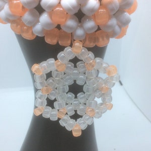 Zwei Kandi Cuffs Mini Armband Orange Glow n Dark W / Glow Charms Schneeflocken Musik Festivals