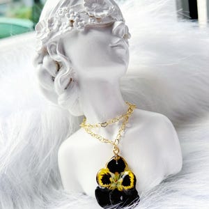 Viola necklace