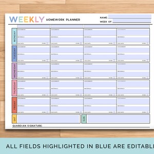 Pu&ograve; includere: Un pianificatore settimanale dei compiti stampabile con uno schema di colori blu, rosa e arancione. Il pianificatore ha sezioni per ogni giorno della settimana, con spazio per compiti, materiali, date di scadenza e una casella di controllo "fatto". Il pianificatore include anche uno spazio per una firma del tutore.