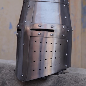 Gran casco de cruzado medieval / Casco con armadura de caballero templario / Casco de acero listo para combate para LARP y cosplay
