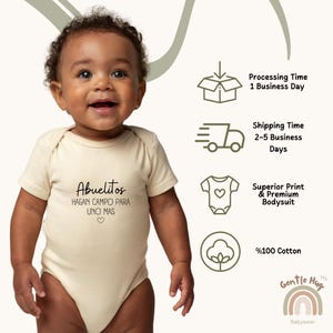 K&ouml;nnte beinhalten: Ein beiger Baby-Strampler mit schwarzem Text, der "Abuelitos HAGAN CAMPO PARA UNO MAS" mit einem kleinen Herzsymbol lautet. Der Strampler ist aus 100% Baumwolle und ein hochwertiger Strampler.