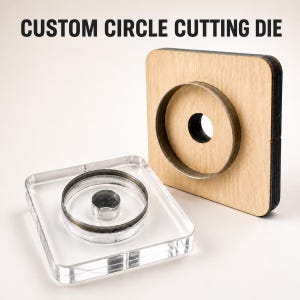 Peut inclure: Une matrice de découpe circulaire personnalisée comprenant une base carrée en bois avec une lame métallique circulaire et une base carrée en acrylique transparent avec une lame métallique assortie et un petit anneau central. Texte : CUSTOM CIRCLE CUTTING DIE.