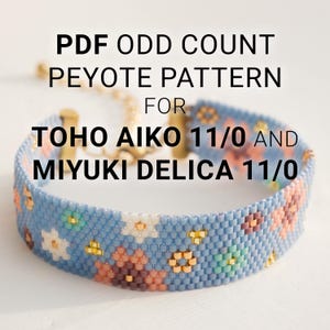 Puede incluir: Una pulsera de cuentas con un fondo azul claro y patrones florales en blanco, melocotón y dorado. El texto de la imagen dice "PDF Odd Count Peyote Pattern for Toho Aiko 11/0 and Miyuki Delica 11/0."