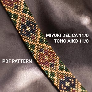 Puede incluir: Un primer plano de un brazalete de cuentas con un patrón geométrico en tonos dorados, verdes, marrones y negros. El brazalete está hecho con cuentas Miyuki Delica 11/0 y TOHO AIKO 11/0. El texto "PDF PATTERN" es visible en la esquina inferior izquierda de la imagen.