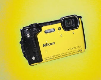 Cámara digital Nikon Coolpix W300 4K resistente al agua, 16 MP, amarilla: La compañera de aventuras definitiva para tus inmersiones.