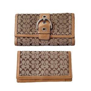 Puede incluir: Dos carteras Coach marrones y beige. La cartera superior tiene un cierre de hebilla y el patrón del logotipo de Coach. La cartera inferior es rectangular con el mismo patrón y ribete beige.