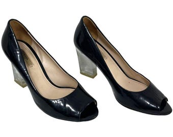 Zapatos de tacón vintage Prada (auténticos) de charol negro con puntera abierta y detalles de lucita, talla EU 37 o US 6.