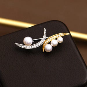 Handmade Natural Pearl Crescent Brooch 18k Gold-Plated Diamond Moon Pin Vintage Personalized Art-Deco Corsage Christmas Accessories With Box