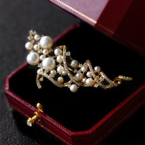 Handmade Natural Pearl Christmas Tree Brooch 18k Gold-Plated Diamond Flower Pin Ins Style Vintage Exquisite Elegant Corsage Accessories.