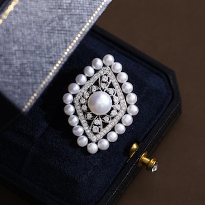 Handmade Natural Pearl Diamond-shaped Brooch Platinum-Plated Art Deco Crystal Pin Luxury Vintage Temperament Elegant Corsage Accessories.