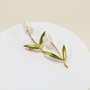 Handmade Natural Pearl Resin Flower Brooch 18k Gold-Plated White Magnolia Pin Temperament Elegant Niche Corsage Wedding Deco Accessories.