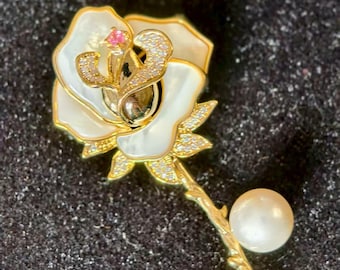 Handmade Natural Pearl Rose Brooch 18k Gold-Plated High-End Flower Diamond Shell Pins Light Luxury Elegant Temperament Corsage Accessories.