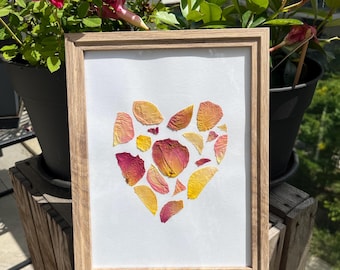 Póster de herbario de corazón de pétalos de rosa