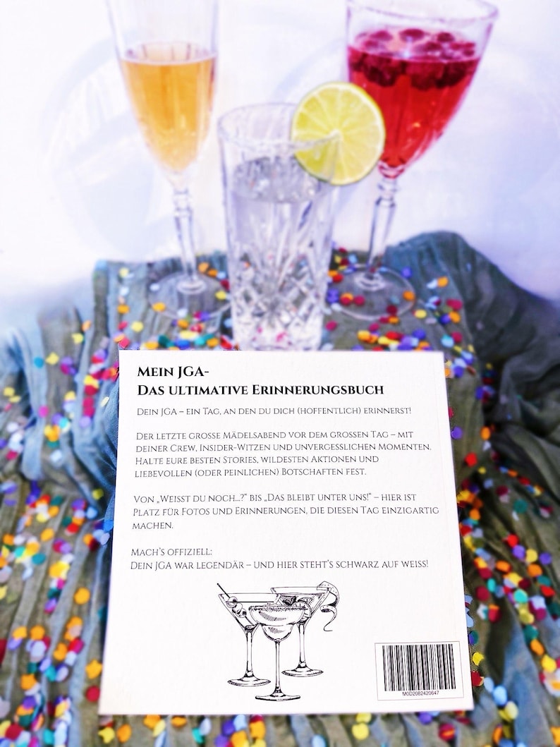 K&ouml;nnte beinhalten: Eine wei&szlig;e Karte mit schwarzem Text, der "Mein JGA - Das Ultimative Erinnerungsbuch" und "Dein JGA - Ein Tag, an den du dich (hoffentlich) erinnerst!" lautet. Die Karte hat eine Schwarzwei&szlig;illustration von drei Martini-Gl&auml;sern mit Oliven. Die Karte liegt auf einem Tisch mit Konfetti.