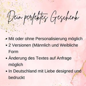 Może przedstawiać: R&oacute;żowe tło z złotym brokatem i tekstem "Dein perfektes Geschenk". Tekst poniżej wymienia cechy produktu, w tym opcje personalizacji, wersje i zmiany tekstu. Tekst podaje r&oacute;wnież, że produkt został zaprojektowany i wydrukowany w Niemczech.