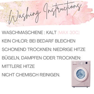 K&ouml;nnte beinhalten: Waschanleitung in deutscher Sprache f&uuml;r ein Kleidungsst&uuml;ck. Die Anleitung umfasst Waschmaschinentemperatur, Bleichen, Trocknen, B&uuml;geln und chemische Reinigung. Eine Cartoon-Illustration einer Waschmaschine ist enthalten.
