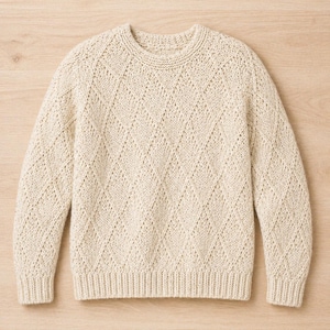 Könnte beinhalten: Cremefarbener Strickpullover mit Rautenmuster. Der Pullover hat einen Rundhalsausschnitt, lange Ärmel und gerippte Bündchen und Saum. Das Strickwaren ist aus einem weichen, strukturierten Garn gefertigt, ideal für kühlere Temperaturen.