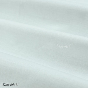 K&ouml;nnte beinhalten: Ein einfarbiger wei&szlig;er Stoff mit einer glatten, fein gewebten Textur, der weiche, diagonale Falten auf der Oberfl&auml;che aufweist. Das Material zeigt ein sauberes, gleichm&auml;&szlig;iges Erscheinungsbild mit einem subtilen Glanz und enth&auml;lt den kursiven Text Virginymph.