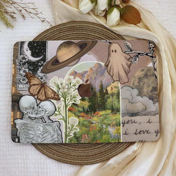 Könnte beinhalten: Eine Laptop-Haut mit einer Collage aus Bildern, darunter ein Geist, ein Planet, eine Bergkette, ein Schmetterling, ein Schädel und Blumen. Der Text "you, i love you" ist auf der Haut geschrieben.