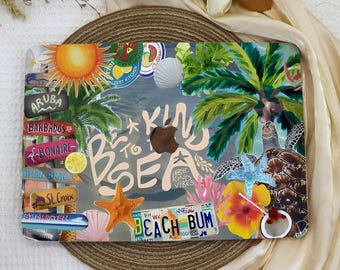 Könnte beinhalten: Eine Laptop-Hülle mit tropischem Strandmotiv. Das Design umfasst Palmen, eine Sonne, Seesterne, eine Meeresschildkröte und die Worte "Be Kind to the Sea". Die Hülle hat auch Nummernschilder mit der Aufschrift "Beach Bum".